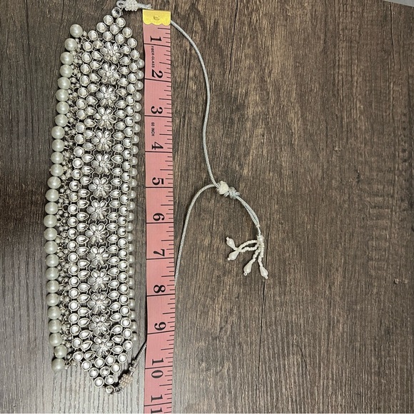 Elegant Silver and Pearl Choker Necklace - Picture 5 of 8